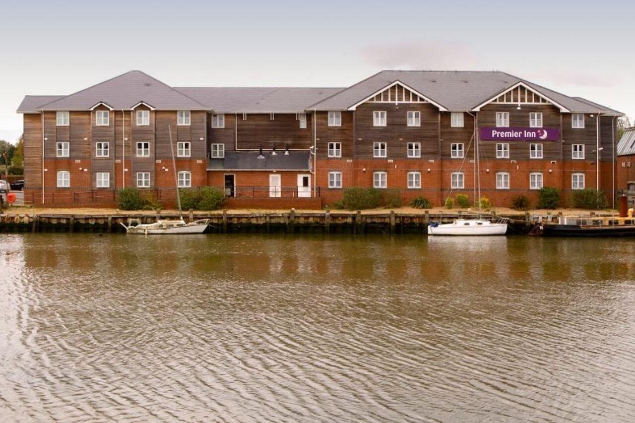 Premier Inn Isle Of Wight Newport  Exterior photo