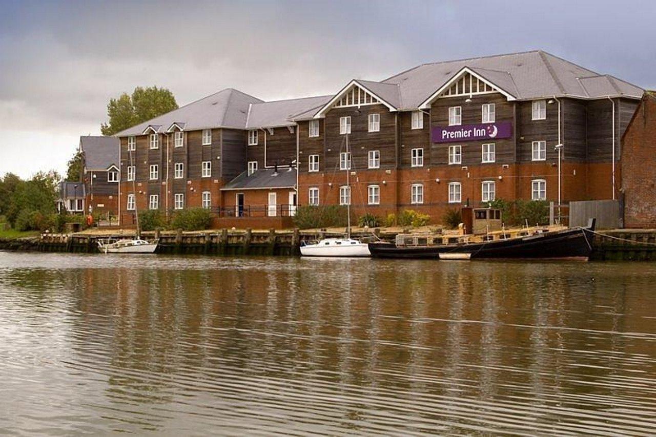 Premier Inn Isle Of Wight Newport  Exterior photo